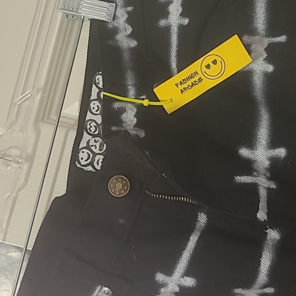 Airbrushed Barbed wire Jeans - Picture 2 of 4